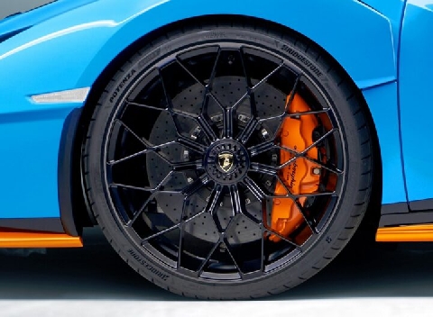 Bridgestone разработи специални гуми с асиметрична шарка за Lamborghini Huracán STO